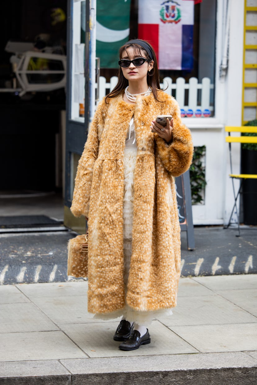 Tendance franges street style de la fashion week de Londres printemps/été 2025 