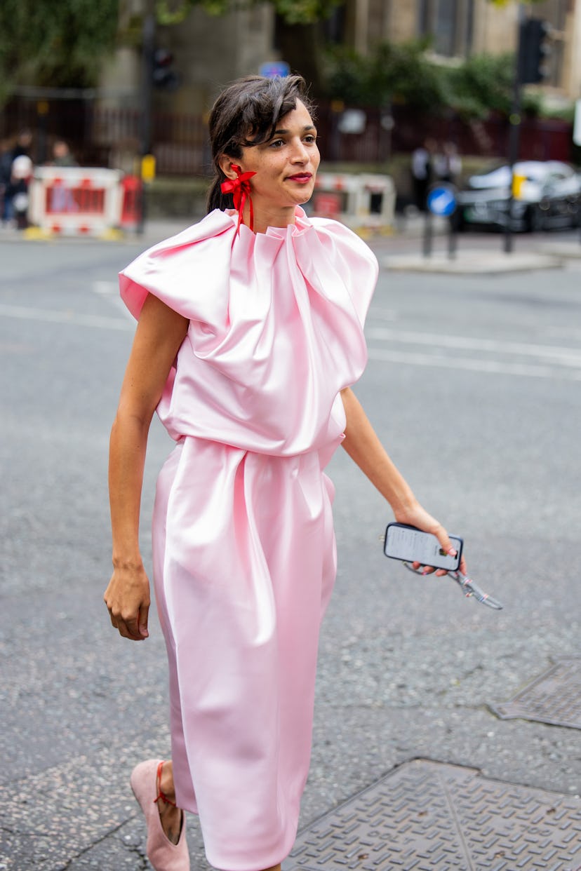 Tendance franges street style de la fashion week de Londres printemps/été 2025 