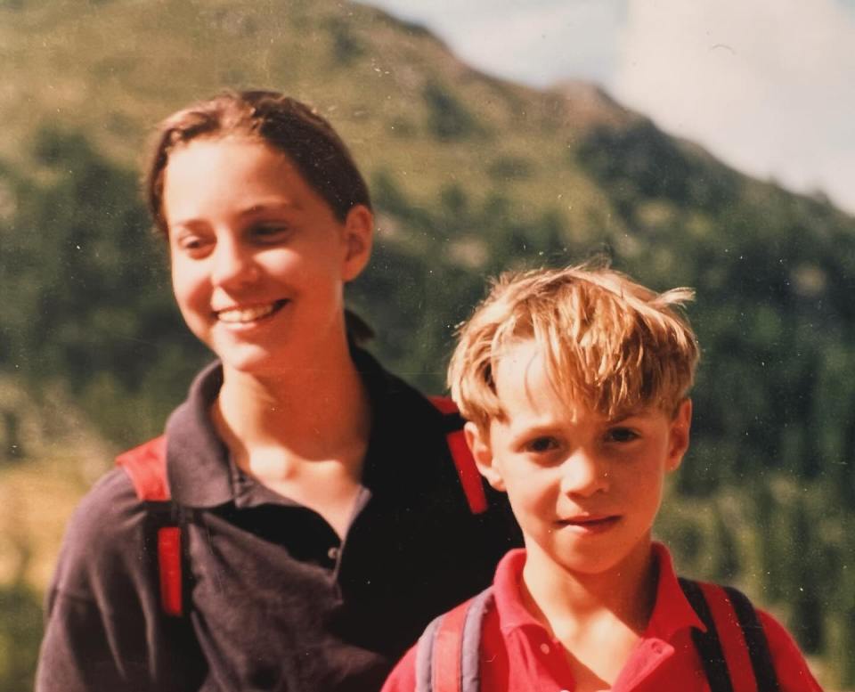 Le frère James Middleton rend hommage à sa sœur Kate avec cette jolie photo d'enfance suite à son diagnostic de cancer