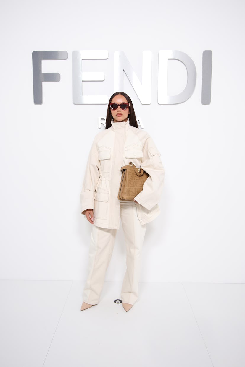 MILAN, ITALIE - 17 SEPTEMBRE : Jade Thirlwall est vue arrivant au défilé de mode Fendi pendant le salon de Milan...