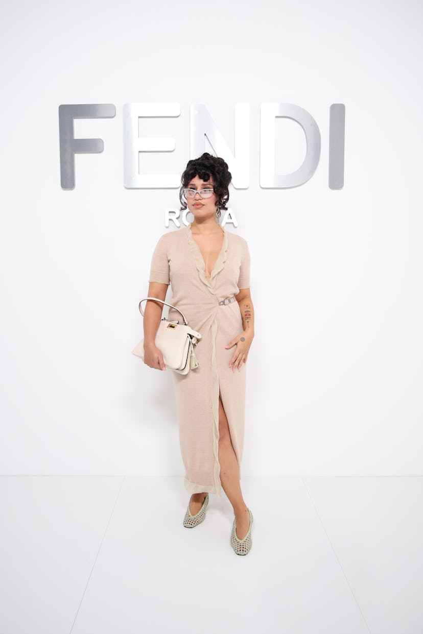 MILAN, ITALIE - 17 SEPTEMBRE : Raye est vue arrivant au défilé de mode Fendi pendant le Milan Fashion Week...