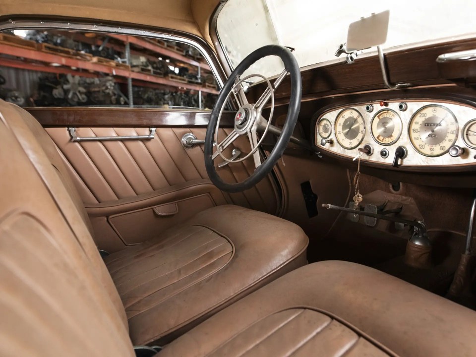 À l'intérieur d'une voiture classique des années 1930