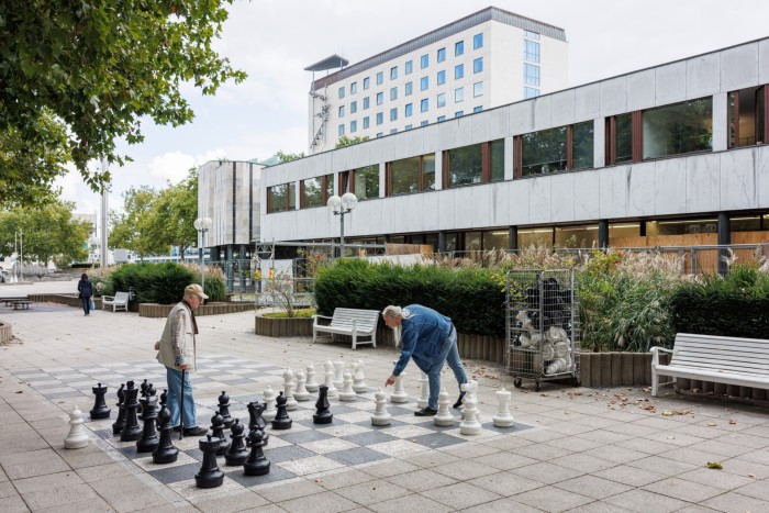 Les gens jouent aux échecs dans le centre de Wolfsburg