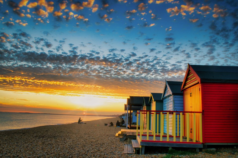 Milford on Sea possède une belle plage de galets, des cabanes de plage colorées et des vues panoramiques sur l'île de Wight