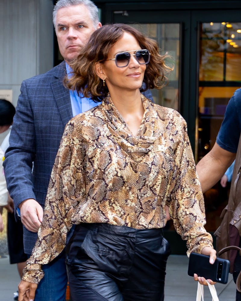 Halle Berry coupe au carré