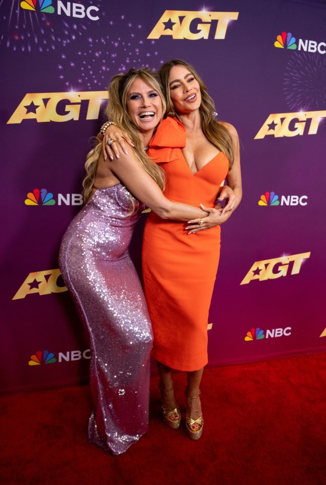 Heidi Klum a serré Sofia Vergara sur le tapis rouge avant la première partie de la finale d'America's Got Talent