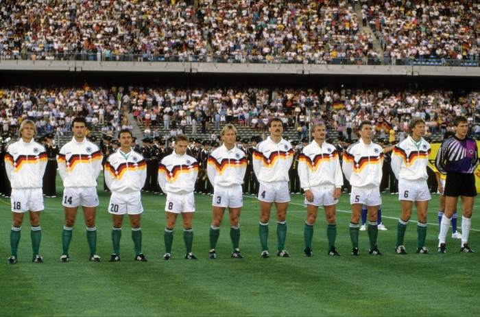 Le maillot domicile Adidas de l'Allemagne de l'Ouest vainqueur de la Coupe du monde 1990 était un classique du design