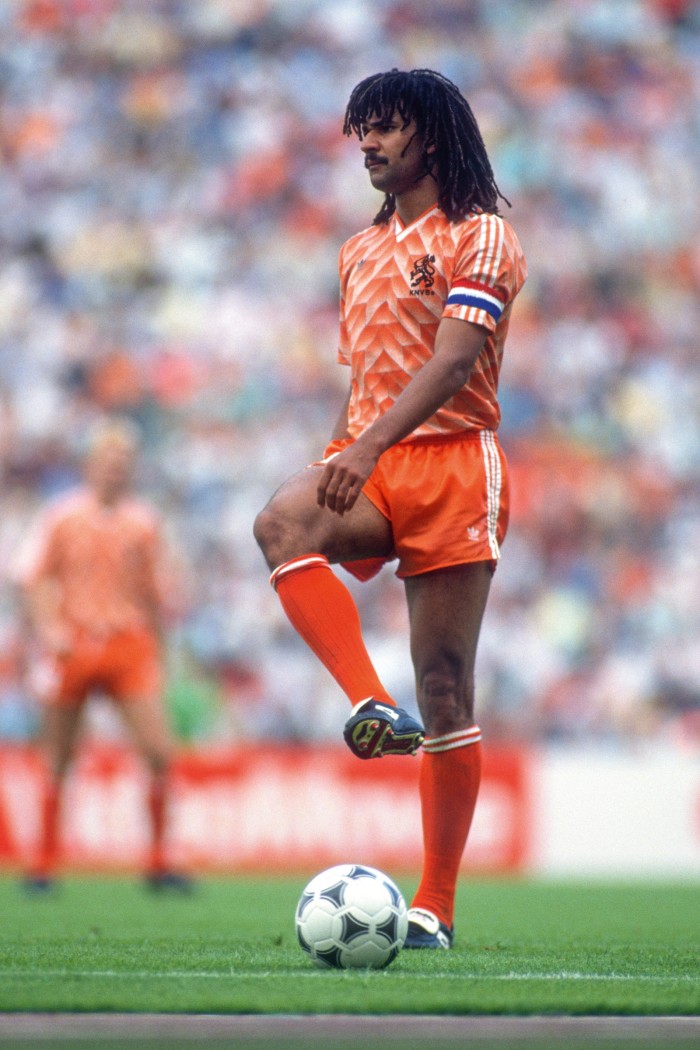 Ruud Gullit des Pays-Bas portant le maillot domicile de 1988, si rare qu'il est considéré comme le Saint Graal des kits