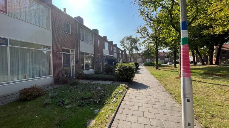 Le quartier des Moluques à Tilburg, reconnaissable aux couleurs du drapeau sur le lampadaire (photo : Megan Hanegraaf).