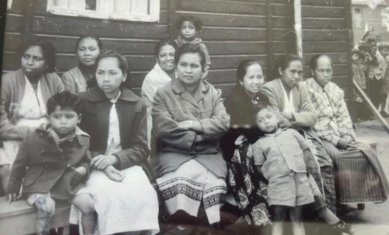 Noes avant gauche avec sa mère dans le camp (photo : privé).