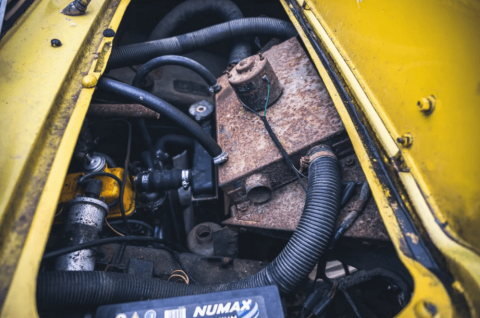 La camionnette a subi quelques travaux de remise en service, notamment le montage de nouveaux pneus, la révision des freins et la vérification du système de carburant.