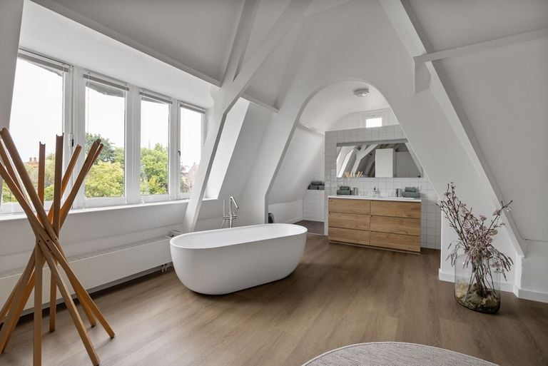 Salle de bain de la chambre principale (photo : Agnes Tomesen Makelaardij).