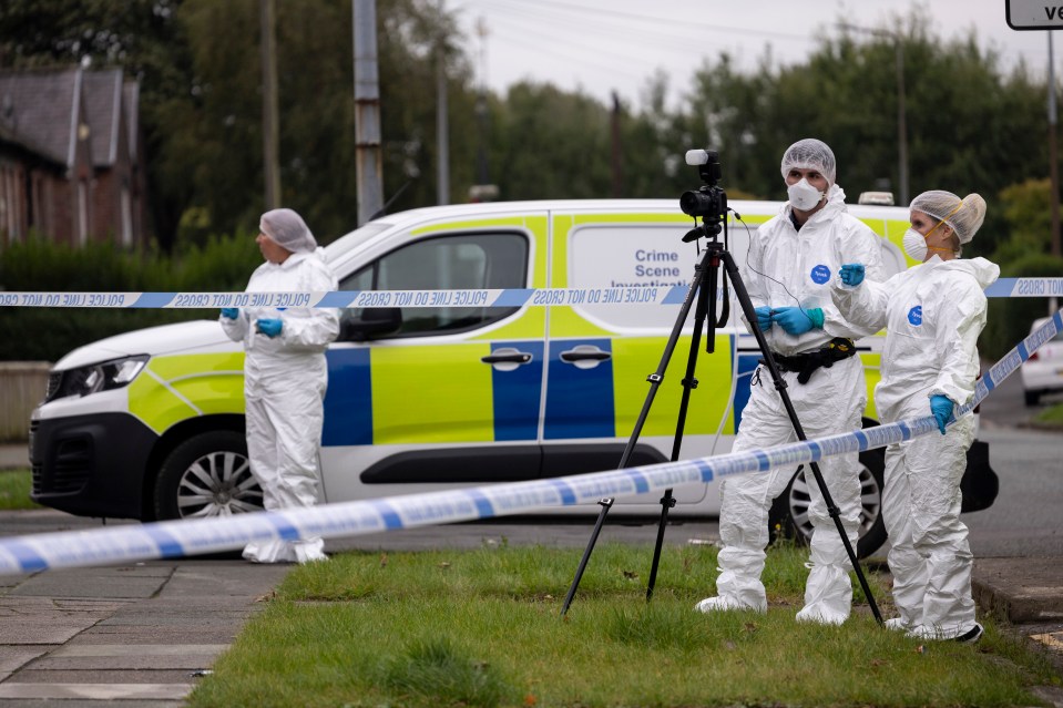 Des policiers de la police scientifique sur les lieux à Salford