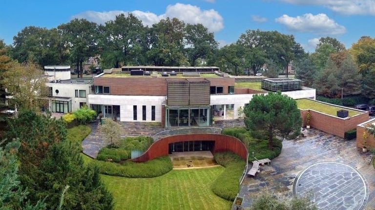 Le nouveau propriétaire a mis en vente l'ancienne villa de Lips en 2021. La villa peut changer de mains pour 7,5 millions d'euros. C'est l'une des maisons les plus chères du Brabant qui est actuellement à vendre (photo : Hulstkamp Christie's Makelaars/Funda). 