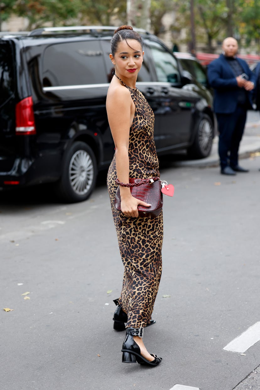 looks beauté street style de la fashion week de paris printemps/été 2025 