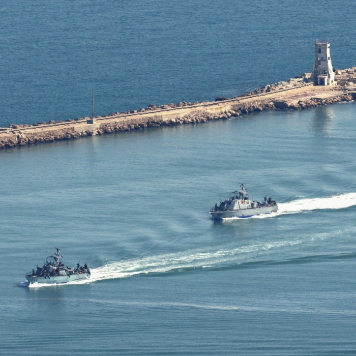 Vue aérienne de bateaux de la marine israélienne patrouillant le long de la côte de Haïfa