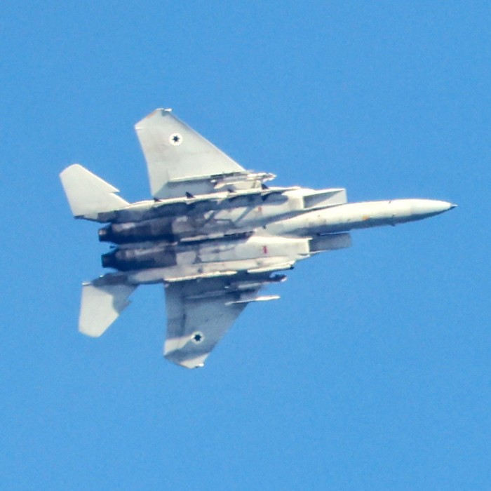 Un avion de chasse israélien F-15 Eagle survole la ville de Haïfa, au nord du pays