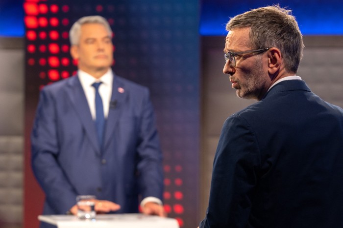 Karl Nehammer, à gauche, et Herbert Kickl lors d'un débat télévisé préélectoral