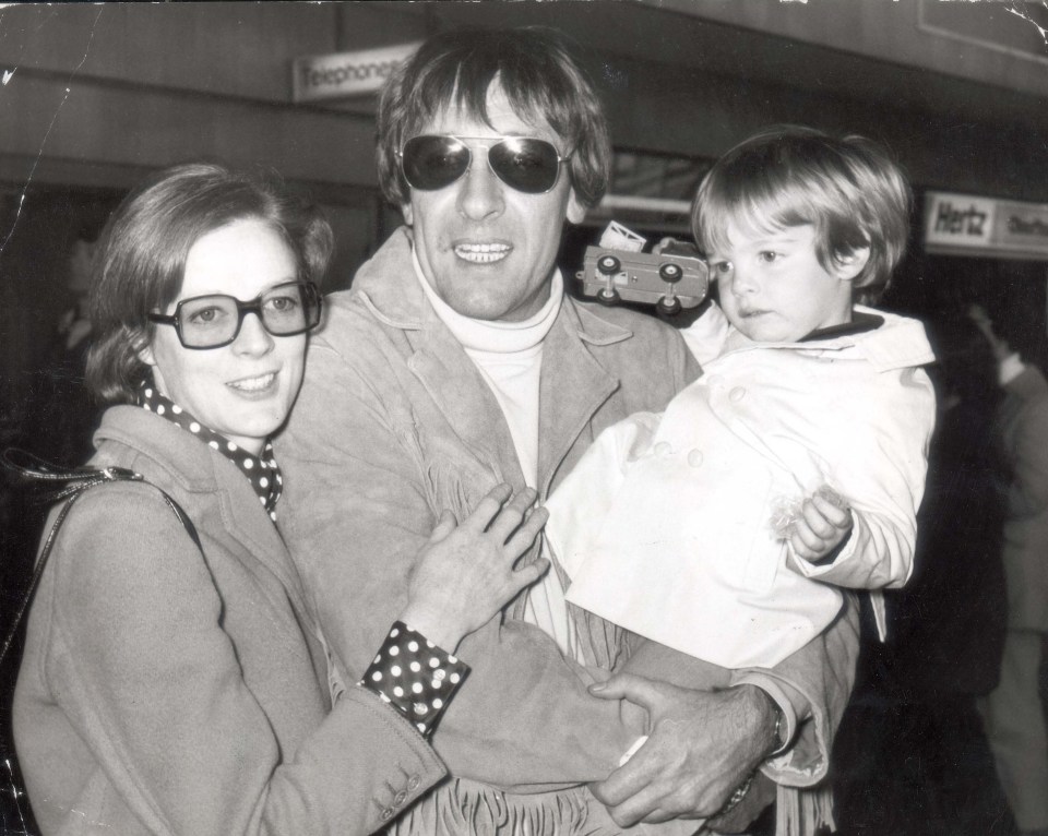 Dame Maggie avec son mari Robert Stephens et son fils Christopher Larkin, âgé de deux ans, vers 1969