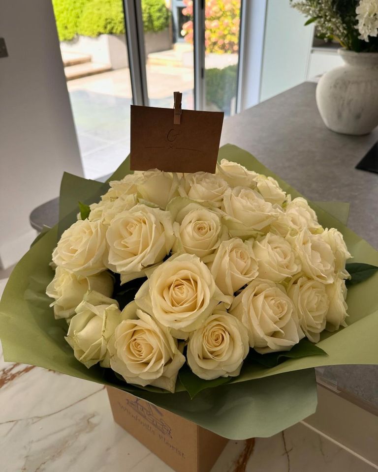 La star a reçu un énorme bouquet de roses blanches d'un admirateur mystérieux