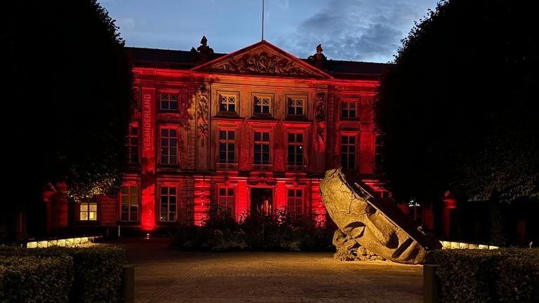 Le Musée du Brabant-Septentrional est éclairé en rouge