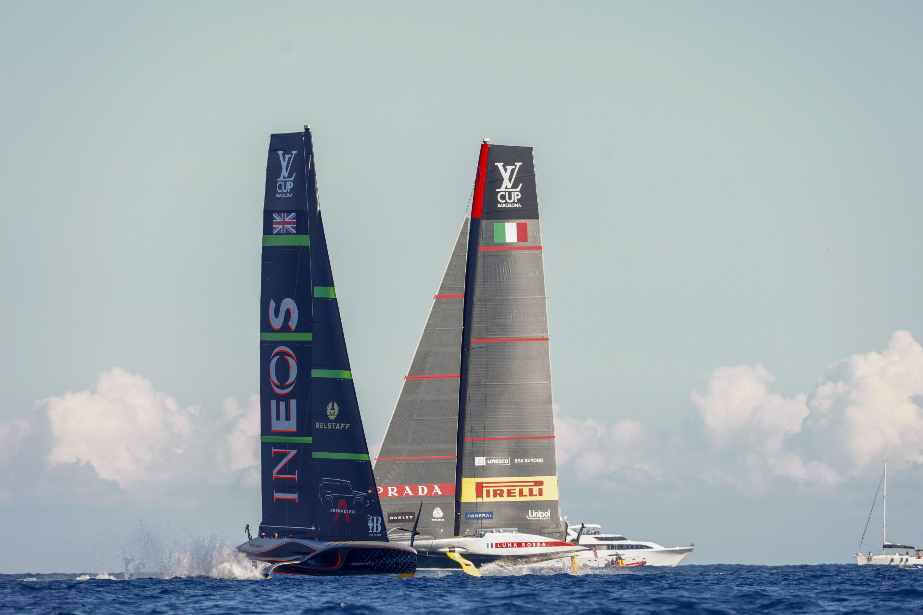 epa11630426 L'équipe Luna Rossa Prada Pirelli (R) et l'équipe INEOS Britannia (L) s'affrontent lors de la deuxième journée de la finale de la Coupe Louis Vuitton 2024 à Barcelone, ​​Espagne, le 28 septembre 2024. Le vainqueur de la compétition de voile de la Coupe Louis Vuitton détermine le challenger à la 37e America's Cup qui aura lieu en octobre. EPA/Quique García