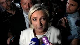 Marine Le Pen donne une conférence de presse.