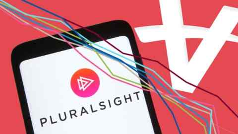 Une illustration d'un logo Pluralsight sur un téléphone, d'un logo Vista Equity Partners et d'un graphique