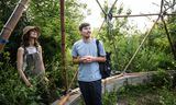 Chris Julien (chemise bleu clair) lors de la célébration de la nuit d'été au Science Park d'Amsterdam. « Nous disons au conseil d’administration de l’université : laissez ouverts les rares espaces verts. Et puis regardez ce qui se passe.