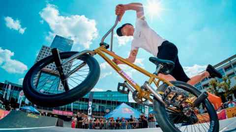 Un homme fait des cascades avec son vélo