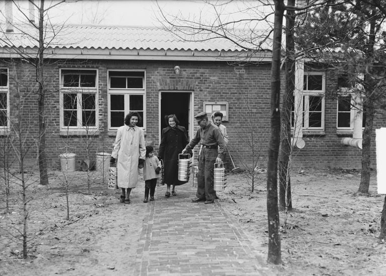 Photo d'archive : les premiers habitants arrivent à Woonoord Lunetten en 1951 (photo : Archives nationales/Harry Pot).