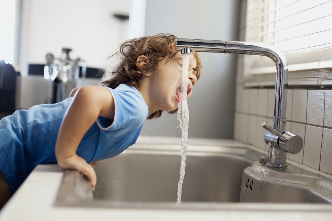 Eau du robinet : sûre oui ou non ? Voici ce que nous devons savoir