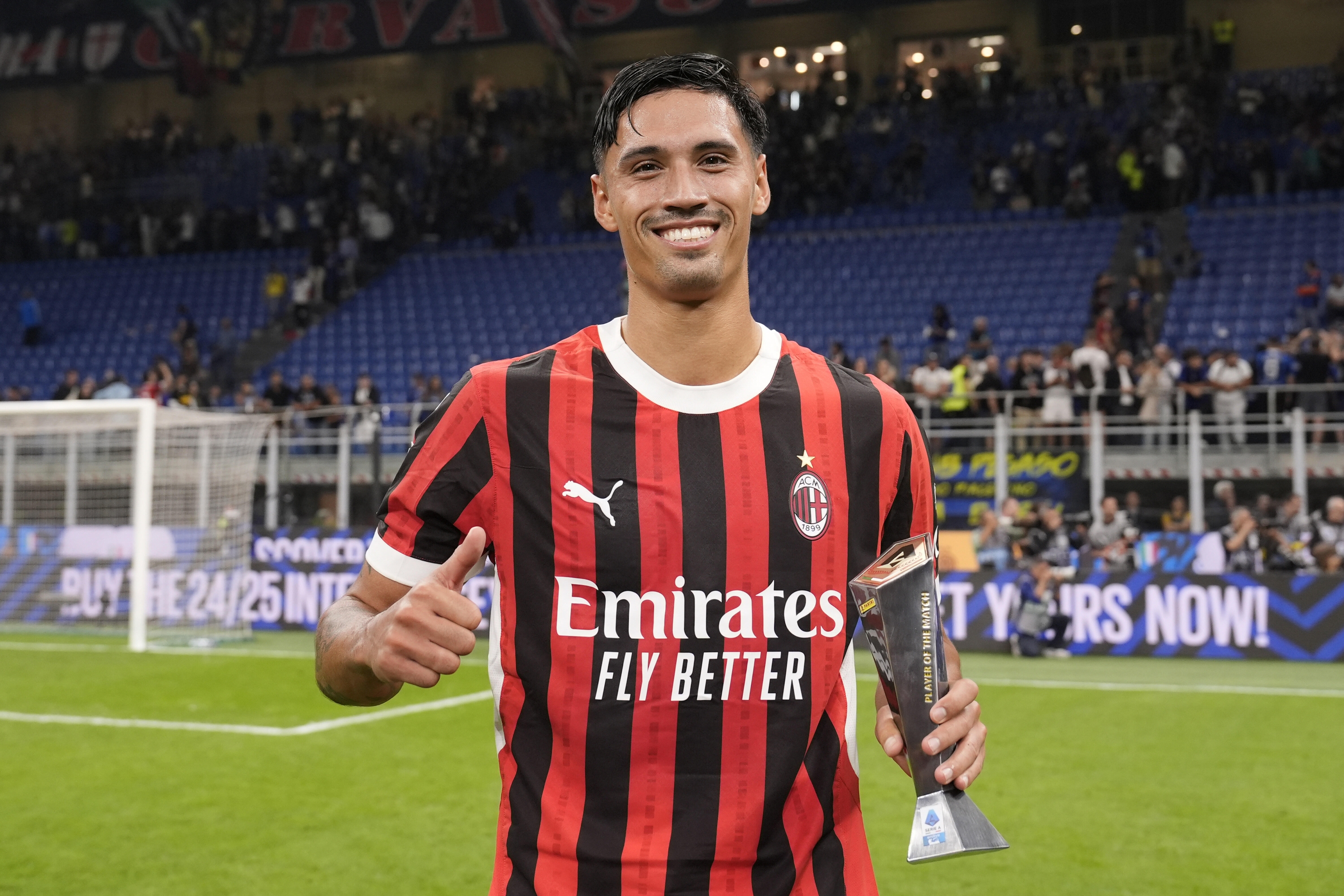 Tijjani Reijnders de l'AC Milan reçoit le prix MVP du match Panini Player lors du match de football Serie A entre l'Inter et Milan au stade San Siro de Milan, Italie - le 22 septembre 2024. Sport - Football (photo de Fabio Ferrari/LaPresse)