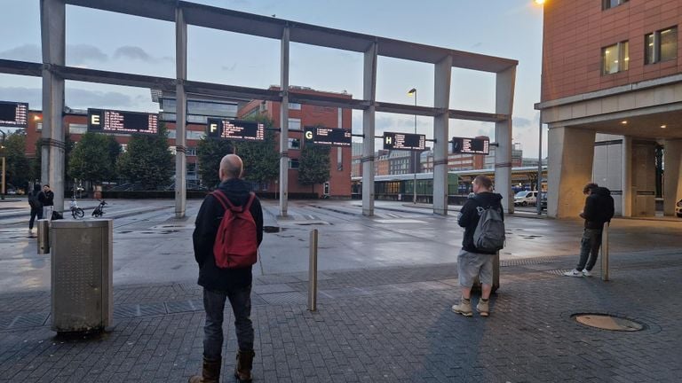 Gare routière Den Bosch à 7h00 (photo : Noël van Hooft).