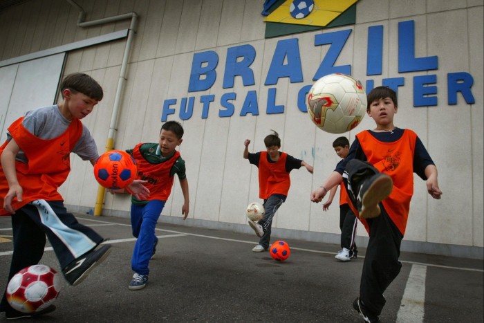 Les enfants pratiquent leurs compétences en futsal