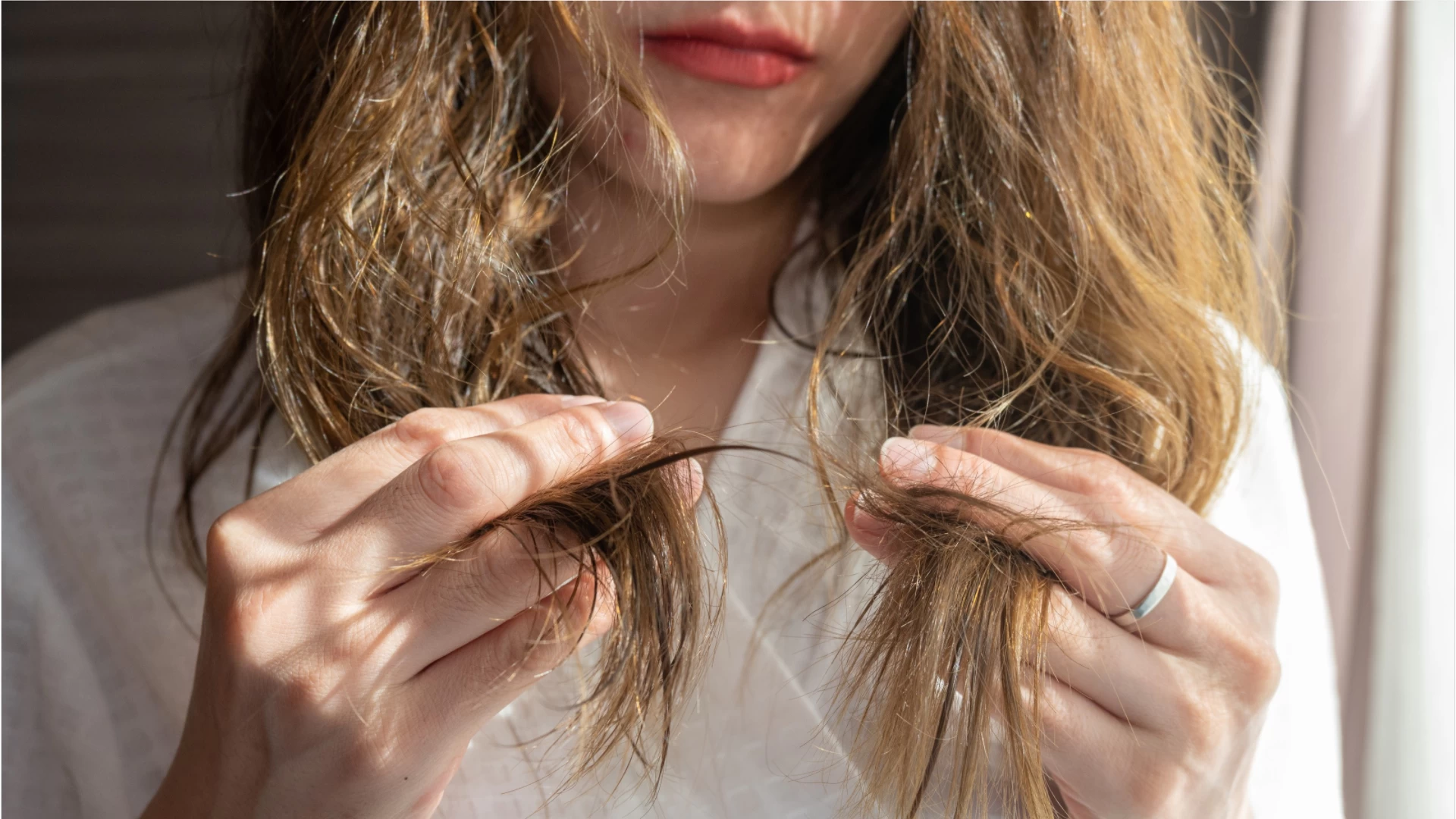 Cheveux d'après vacances : comment les nourrir à la maison