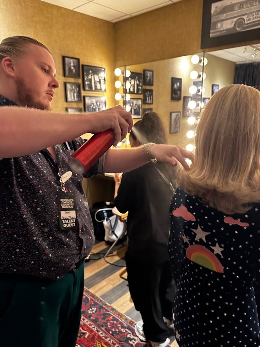 Shania Twain coiffure dans les coulisses