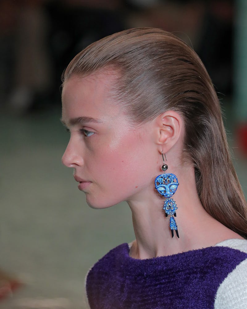 NEW YORK, NEW YORK - 09 SEPTEMBRE : Un mannequin, détail boucle d'oreille, défile pour le défilé Tory Burch Spring...