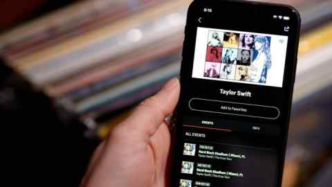 Un smartphone montrant l'application Live Nation avec les concerts de Taylor Swift