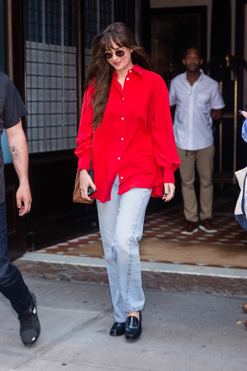 Look street style boutonné rouge de Dakota Johnson