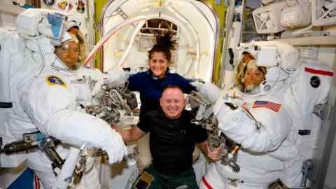 Les astronautes Suni Williams et Butch Wilmore, au centre, posent avec les ingénieurs de vol de l'expédition 71 Mike Barratt, à gauche, et Tracy Dyson, à bord du Quest de la Station spatiale internationale