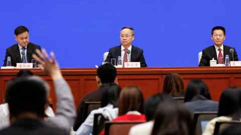 Le gouverneur de la Banque populaire de Chine, Pan Gongsheng, le ministre de l'Administration nationale de réglementation financière, Li Yunze, et le président de la Commission de réglementation des valeurs mobilières de Chine, Wu Qing, lors d'une conférence de presse à Pékin