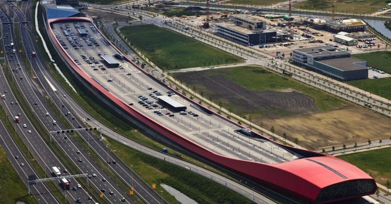 The Wall : une combinaison de mur antibruit, de complexe d'affaires et de parking avec terrasse de stationnement (photo : ANP 2011).