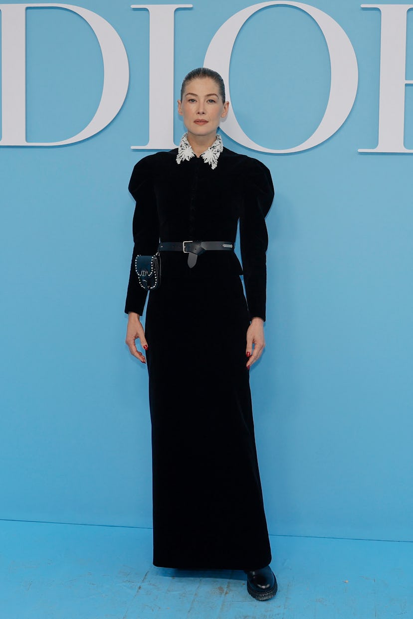 Rosamund Pike assiste au défilé Dior Printemps/Été 2025