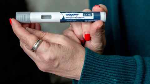 Une personne tenant une injection de Wegovy