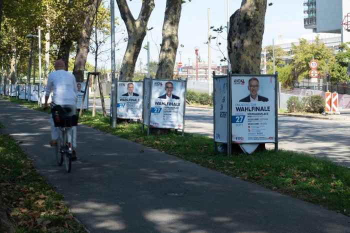 Un cycliste devant des affiches électorales du Parti de la Liberté à Vienne