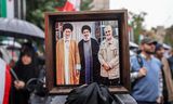 Un manifestant à Téhéran, la capitale iranienne, brandit samedi une photo encadrée montrant, de gauche à droite : le guide suprême Ali Khamenei, le chef du Hezbollah Hassan Nasrallah, tué par Israël vendredi, et le général iranien Qassem Soleimani, tué par les États-Unis en janvier. 2020. . 