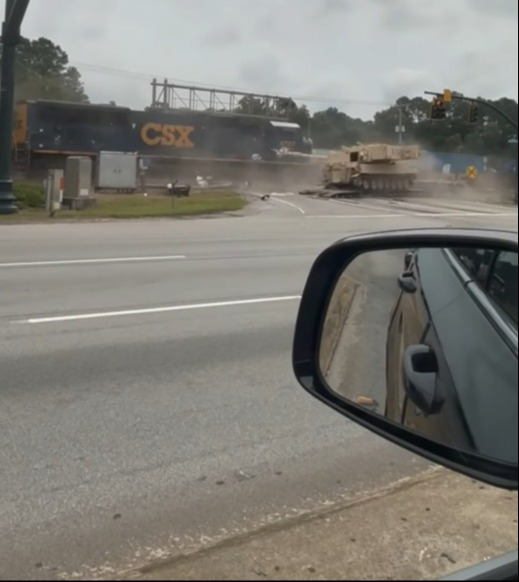 Un train de marchandises s'est écrasé contre un camion à Goose Creek