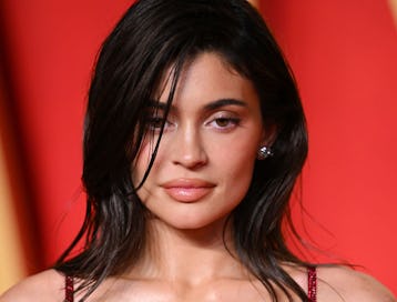 Les boucles rétro de Kylie Jenner chez Schiaparelli ont volé le show de la Fashion Week de Paris.