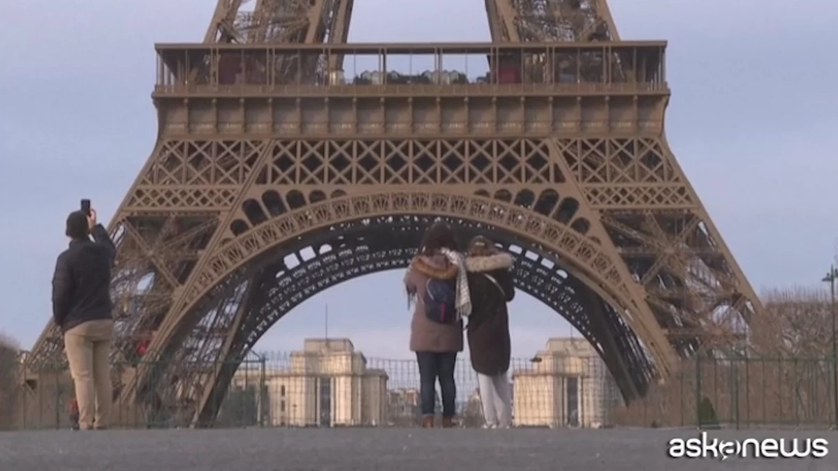 Mauvaise surprise pour les touristes à Paris : la Tour Eiffel fermée pour cause de grève